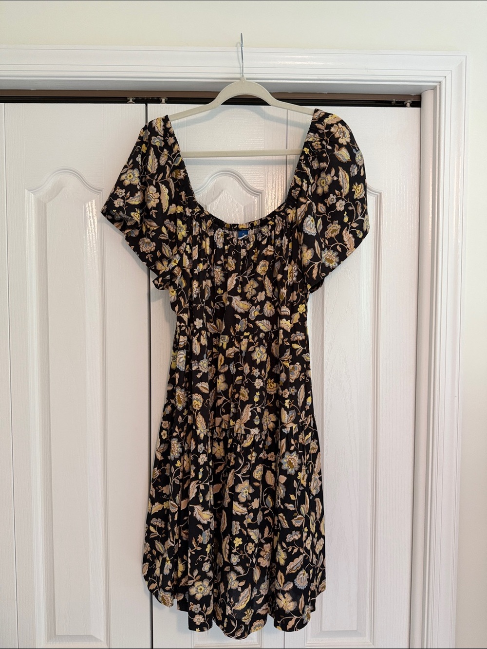 NWOT Floral Black Puff-Sleeve Women’s Dress